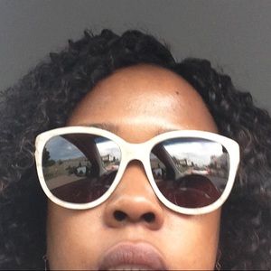 Meet your Posher, Leona